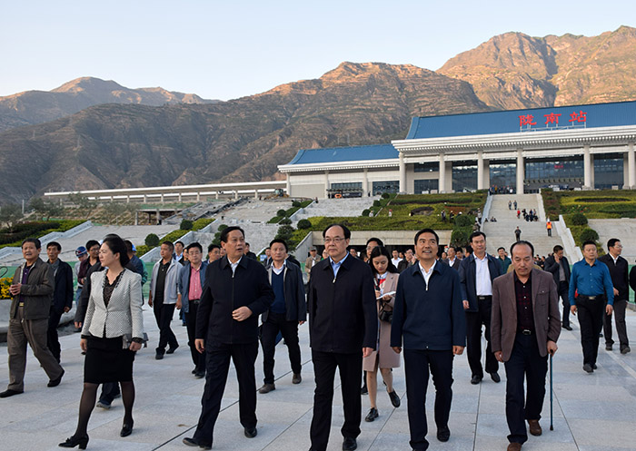 全國、省市政協(xié)委員體驗蘭渝鐵路、視察階州廣場