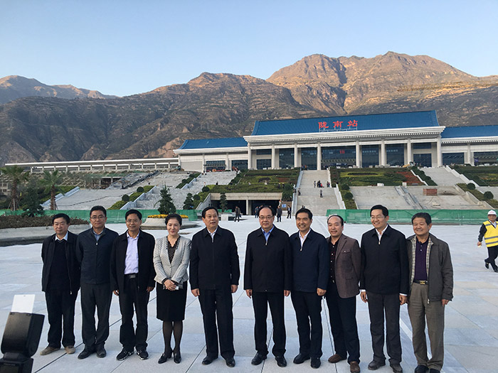 全國、省市政協(xié)委員體驗蘭渝鐵路、視察階州廣場