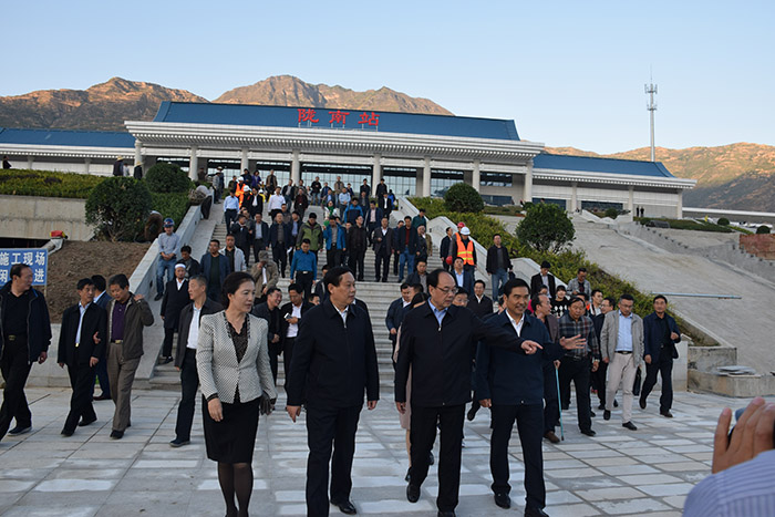 全國、省市政協(xié)委員體驗蘭渝鐵路、視察階州廣場