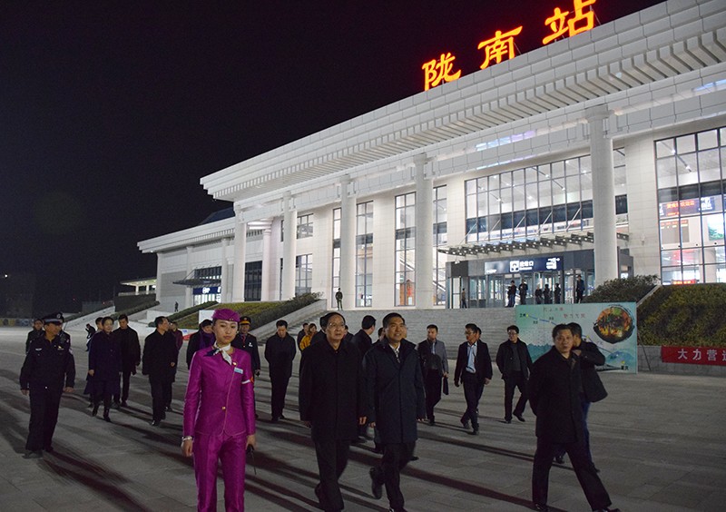 省委副書記歐陽堅(jiān)一行視察隴南站階州廣場(chǎng)