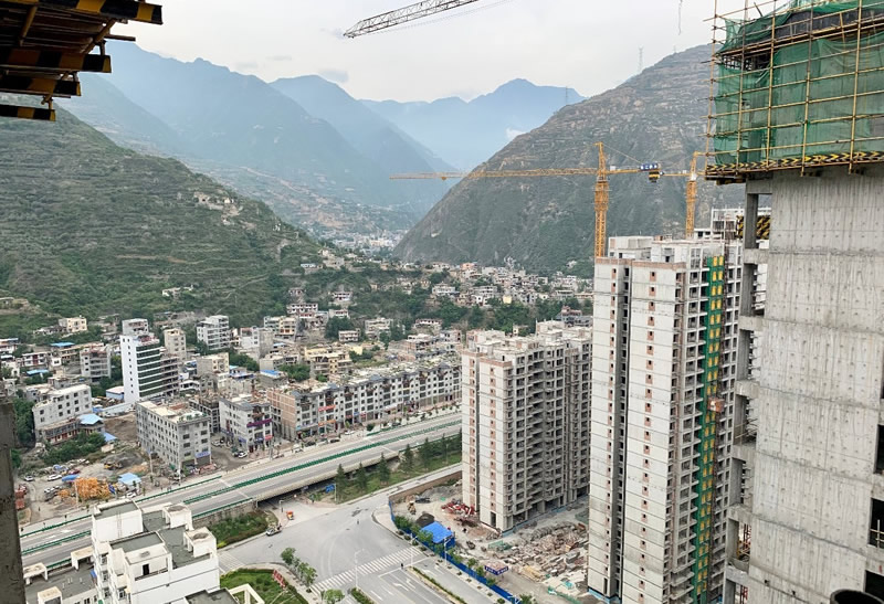 匠心傾注、喜封金頂——龍江?雙子座商住小區(qū)主體順利封頂