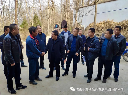 市龍江集團(tuán)在文縣橋頭鎮(zhèn)安子坡村開(kāi)展“解難題、辦實(shí)事、送溫暖”活動(dòng)