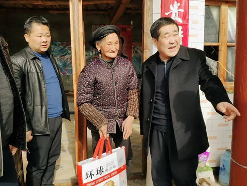 市龍江集團(tuán)在文縣橋頭鎮(zhèn)安子坡村開(kāi)展“解難題、辦實(shí)事、送溫暖”活動(dòng)