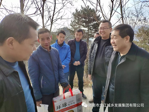 市龍江集團(tuán)在文縣橋頭鎮(zhèn)安子坡村開(kāi)展“解難題、辦實(shí)事、送溫暖”活動(dòng)