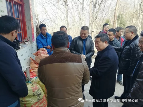 市龍江集團(tuán)在文縣橋頭鎮(zhèn)安子坡村開(kāi)展“解難題、辦實(shí)事、送溫暖”活動(dòng)