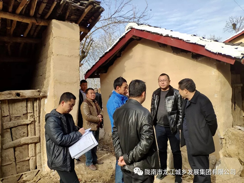 市龍江集團(tuán)在文縣橋頭鎮(zhèn)安子坡村開(kāi)展“解難題、辦實(shí)事、送溫暖”活動(dòng)