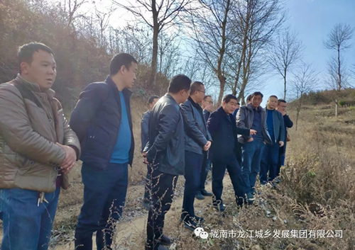 市龍江集團(tuán)在文縣橋頭鎮(zhèn)安子坡村開(kāi)展“解難題、辦實(shí)事、送溫暖”活動(dòng)