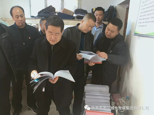 市龍江集團(tuán)在文縣橋頭鎮(zhèn)安子坡村開(kāi)展“解難題、辦實(shí)事、送溫暖”活動(dòng)