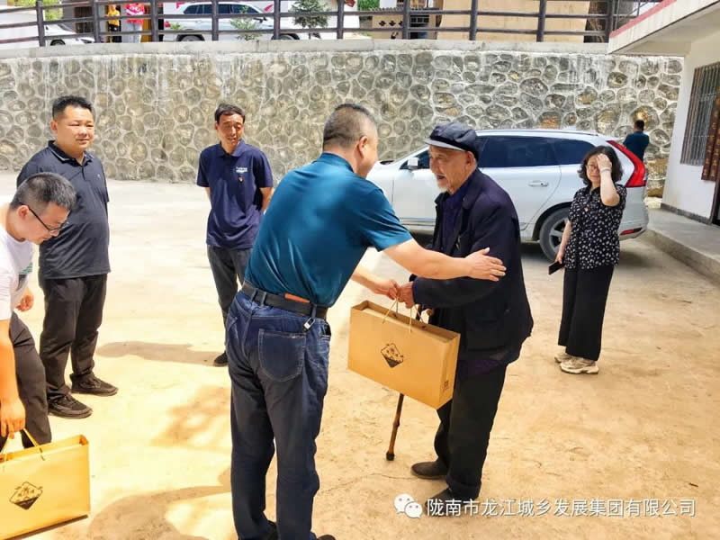 “感黨恩、憶黨史”，--市龍江城鄉(xiāng)發(fā)展集團(tuán)公司開(kāi)展慶祝建黨99周年主題黨日活動(dòng)